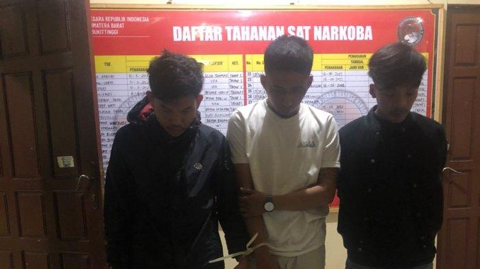 Tiga pemuda yang diamankan polisi di Ngarai Sianok, Bukittinggi karena kedapatan menghisap ganja,