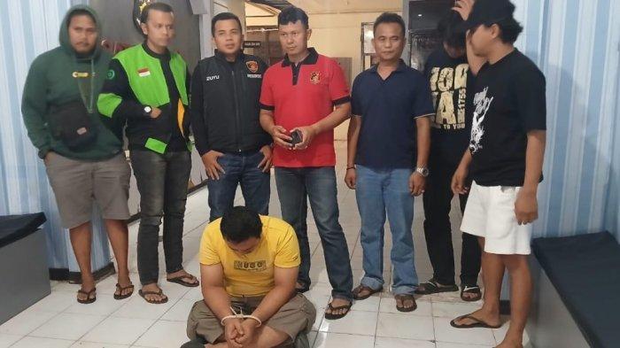 KASUS PENGANIYAAN : Pelaku R saat diamankan ke Mapolres Payakumbuh, Selasa (18/3/2025). Pelaku melakukan penganiayaan bersama seorang temannya hingga menyebabkan hilangnya nyawa seseorang.