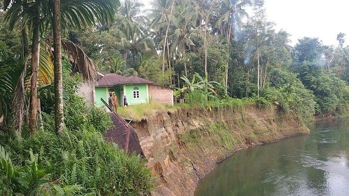 AMUKAN BATANG MANGOR - Sungai Batang Mangor kawasan Pasia Laweh, Bisati Sungai Sariak, Kecamatan VII Koto, Kabupaten Padang Pariaman, Sumatera Barat, Senin (5/5/2025). Ancaman Batang Mangor sudah dirasakan masyarakat dari beberapa tahun belakang, minimal satu kali setahun akibat durasi hujan yang panjang, Batang Mangor akan mengamuk.