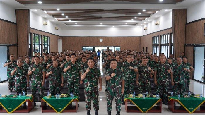 KASDAM BERI ARAHAN - Kasdam I/BB  Brigjen TNI Refrizal memberikan pengarahan kepada Jajaran Korem 032/Wb di Gedung Sapta Marga Makorem 032/Wbr Jalan Jenderal Sudirman Kota Padang, Propinsi Sumatra Barat (Sumbar), Rabu (5/2/2025). Danrem 032/Wbr Brigjen TNI Wahyu Eko Purnomo SIP beserta Pejabat Utama Korem 032/Wbr menyambut kedatangan Kasdam I/BB tersebut.