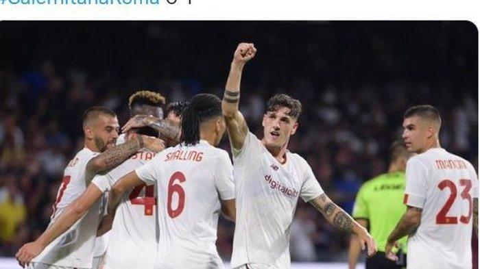 AS Roma dan Lazio menjadikan peta kekuatan tim Serie A Italia beralih ke pusat ibu kota Negeri Pizza mengawali kompetisi liga domestiknya. Gelandang AS Roma, Bryan Cristante, merayakan gol ke gawang Salernitana dalam laga Liga Italia di Stadion Arechi, Minggu (14/8/2022).
