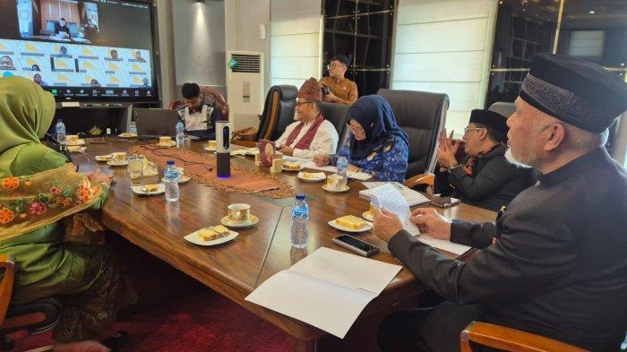 WEBINAR HARDIKNAS 2025 - Momentum peringatan Hari Pendidikan Nasional atau Hardiknas 2025, Gubernur Sumatera Barat (Sumbar), Mahyeldi Ansharullah membuka acara webinar nasional bertajuk “LPDP Hadir untuk Negeri: Pendidikan Berkualitas, ASN Berdaya Saing, Daerah Maju, Indonesia Makmur”, yang diselenggarakan secara daring, Jumat (2/5/2025). Webinar ini merupakan kegiatan kolaborasi antara Kanwil DJPb Provinsi Sumbar, Lembaga Pengelola Dana Pendidikan (LPDP), dan komunitas alumni Mata Garuda Sumbar.