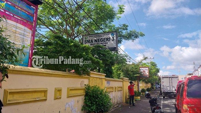 Penampakan plang SMAN 3 Bukittinggi. Aksi penyegelan terjadi di SMAN 3 Bukittinggi, Sumatera Barat (Sumbar), Kamis (13/7/2023) pagi.