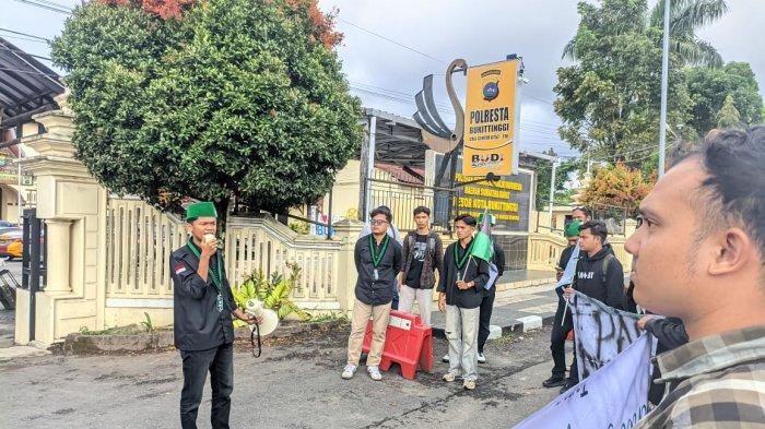 POLRESTA BUKITTINGGI DIDEMO - Puluhan massa aksi Himpunan Mahasiswa Islam (HMI) Cabang Bukittinggi mendatangi kantor Polresta Bukittinggi pada Selasa (17/6/2025). Aksi yang dilakukan HMI Cabang Bukittiggi buntut dari belum diusutnya kasus kebakaran bangunan tempat penyimpanan BBM di Kota Bukittinggi beberapa waktu lalu.