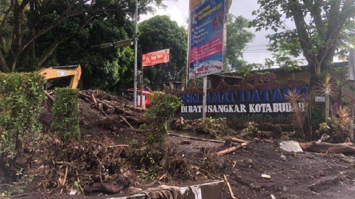 Alat berat bertugas dalam proses pencarian orang hilang dan membersihkan material banjir, Selasa (14/5/2024).