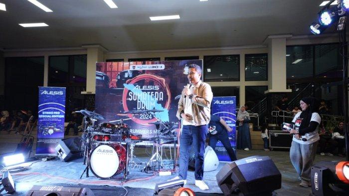 Vasko Ruseimy memberikan sambutan dalam kegiatan bertajuk 'Alesis Sumatera Drum Competition 2024' yang digelar di Padang Youth Center, Kota Padang, Provinsi Sumbar pada Sabtu (28/9/2024) malam.
