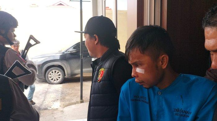 IS tersangka kasus kematian Nia Kurnia Sari gadis penjual gorengan saat jumpa pers di aula Mapolres Padang Pariaman, Jumat (20/9/2024).