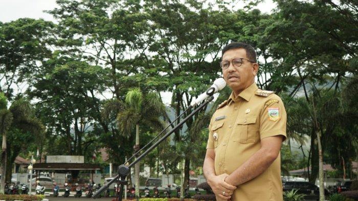Bupati H Khairunas saat berikan arahan pada Apel Gabungan ASN di Halaman Kantor Bupati Solok Selatan, Senin (24/7/2023).
