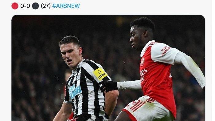 Pemain Arsenal, Eddie Nketiah (kanan), saat berhadapan dengan Newcastle United pada pertandingan pekan ke-19 Liga Inggris musim 2022-2023 di Stadion Emirates, London, Rabu (4/1/2023) dini hari WIB.