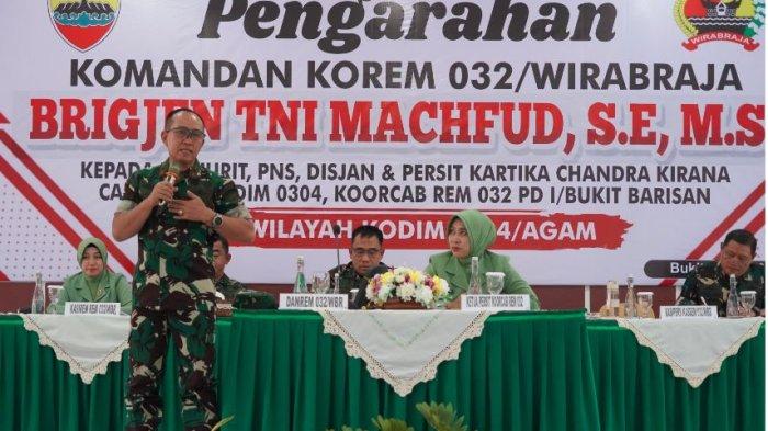 DANREM BERI PENGARAHAN  -Komandan Korem atau Danrem 032/Wirabraja Brigjen TNI Mahfud, S E, M Si, didamping Ketua Persit KCK Koorcabrem 032 PD I/BB Ny. Mita Mahfud memberikan pengarahan kepada personel Kodim 0304/Agam beserta keluarga, bertempat di Aula Manunggal Makodim 0304/Agam, Kota Bukittinggi, Provinsi Sumatera Barat (Sumbar) pada Kamis (3/7/2025).