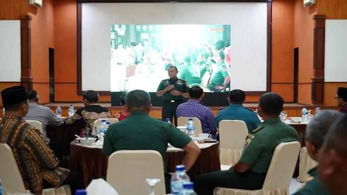 Danrem 032/Wirabraja Brigjen TNI Rayen Obersyl memberikan sambutan saat kegiatan  nonton bareng, penyerangan anugerah Kasad Award 2023 bersama Forkopimda Provinsi Sumatera Barat dan Awak media di Gedung Sapta Marga Makorem 032/Wirabraja, Jalan Jenderal Sudirman No 29 Kota Padang, Senin (10/7/2023) malam.