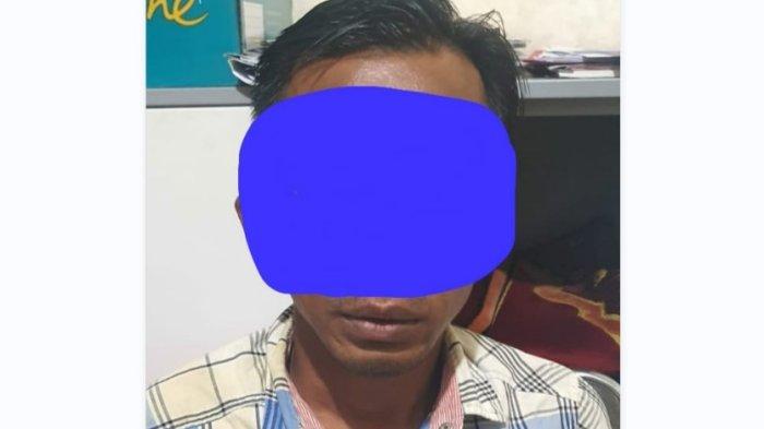 PELECEHAN ANAK KANDUNG- Pelaku inisial T saat diamankan ke Mapolresta Padang, Jumat (23/5/2025). Inisial T diamankan karena melakukan pencabulan kepada anak kandungnya sendiri berulang kali.