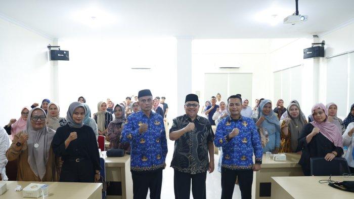 BIMTEK- Ketua DPRD Provinsi Sumatera Barat, Muhidi, membuka Bimbingan Teknis (Bimtek) Pluzi Academy Angkatan I di Aula PLUT KUMKM Dinas Koperasi dan UMKM Sumbar, Selasa (17/6/2025). Muhidi mendorong para pelaku Usaha Mikro, Kecil, dan Menengah (UMKM) di Kota Padang memiliki pola pikir (mindset) yang kuat dalam membangun kemapanan ekonomi melalui usaha mandiri.