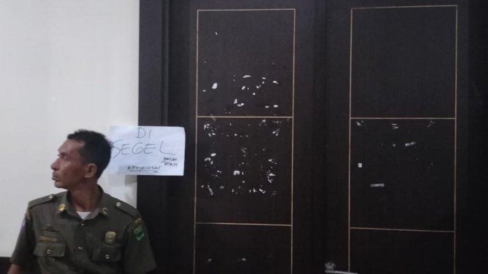 Ruangan Bupati dan Sekda Padang Pariaman disegel warga, Senin (31/7/2023)