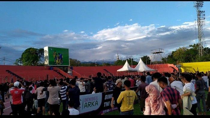 BRI LIGA 1 : Seluruh penonton bersorak saat Semen Padang FC mencetak gol pertama melawan Arema FC, Sabtu (24/5/2025). Semen Padang FC sementara unggul dari Arema Malang FC 0-1.