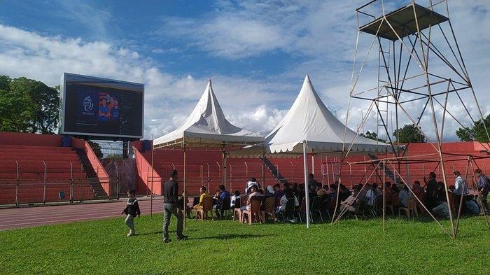 BRI LIGA 1 : Suasana nonton bareng pertandingan Semen Padang FC VS Arema FC di Stadion GOR H. Agus Salim, Kota Padang, Sabtu (24/5/2025). Masyarakat berharap Semen Padang FC menang dan bertahan di Liga 1 musim depan.