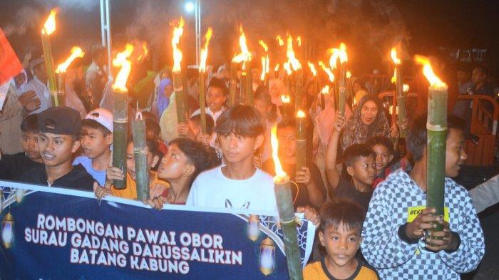 FADLY AMRAN LEPAS PAWAI - Guna menyambut Tahun Baru Islam 1447 Hijriah, Wali Kota Padang, Fadly Amran, menghadiri sekaligus melepas secara resmi pawai obor yang digelar oleh pengurus dan jamaah Surau Gadang Darus Salikin, Batang Kabung, Kelurahan Batang Kabung Ganting, Kecamatan Koto Tangah, Padang, Provinsi Sumatera Barat (Sumbar) pada Jumat (27/6/2025) malam.