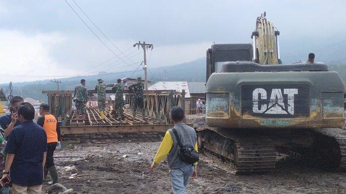 Proses pemasangan jembatan bailey dan normalisasi sungai oleh tim gabungan di Simpang Bukik, Nagari Bukik Batabuah, Kabupaten Agam, Sumbar, Senin (20/5/2024).