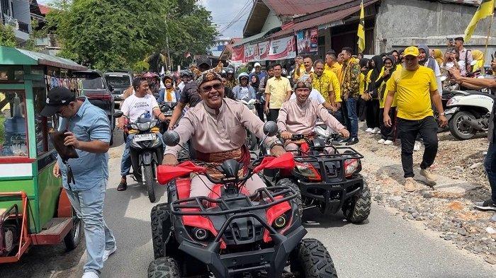 Bapaslon Gubernur dan Wakil Gubernur Epyardi Asda-Ekos Albar tiba di Kantor Komisi Pemilihan Umum (KPU) Sumatera Barat, Kamis (29/8/2024) siang