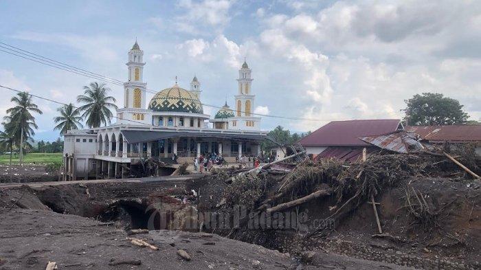 Banjir bandang yang menerjang Nagari Limo Kaum, Kecamatan Limo Kaum, Tanah Datar, Selasa (14/5/2024).