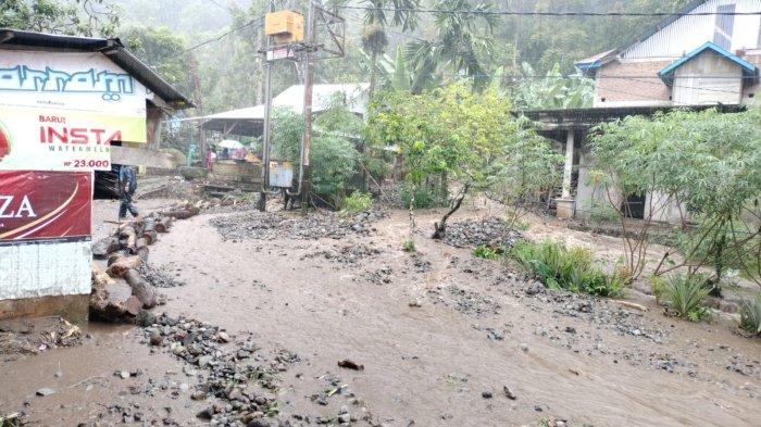 Banjir dan longsor terjadi akibat adanya hujan yang tidak kunjung berhenti di Jorong Sigiran, Nagari Tanjung Sani, Kecamatan Tanjung Raya, Kabupaten Agam, Provinsi Sumatera Barat, Senin (23/12/2024).