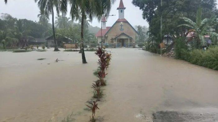 BANJIR DI MENTAWAI- Hujan deras yang mengguyur sejak Selasa pagi (10/6/2025) menyebabkan bencana banjir dan tanah longsor di sejumlah wilayah Kabupaten Kepulauan Mentawai, Sumatera Barat. Akibat banjir, Kecamatan Sipora Utara menjadi daerah yang paling parah terdampak.