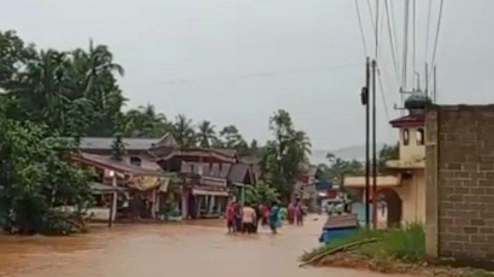 Banjir melanda Kecamatan Pangkalan Koto Baru, Kabupaten Lima Puluh Kota, Provinsi Sumatera Barat pada Selasa (26/12/2023).