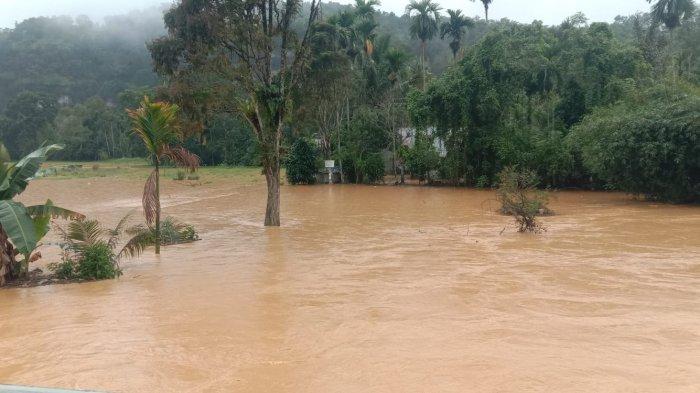 Banjir terjadi di Kabupaten Lima Puluh Kota dan mengakibatkan objek wisata kapalo banda ditutup sejak Selasa (26/12/2023) pagi.