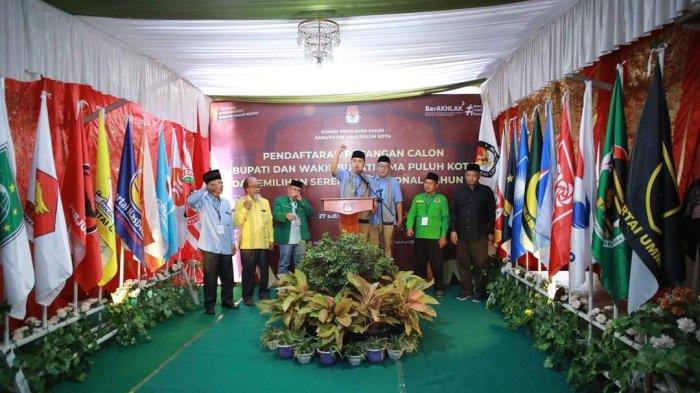 Bapaslon Deni Asra - Riko Febrianto saat mendaftarkan diri ke KPU Kabupaten Limapuluh Kota, Rabu (28/8/2024)