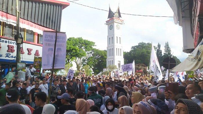 Bapaslon Erman Safar - Heldo Aura saat akan mendaftar ke KPU Bukittinggi, Kamis (29/8/2024).