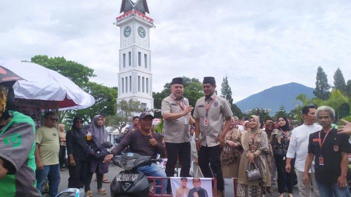 Bapaslon Nofil Anoverta-Frisdoreja saat menaiki becak menuju KPU Bukittinggi untuk mendaftar Pilkada, Rabu (28/8/2024)