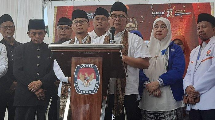 Bapaslon Ramlan Nurmatias-Ibnu Asis saat Konferensi Pers setelah menyerahkan persyaratan ke KPU Bukittinggi, Kamis (29/8/2024).