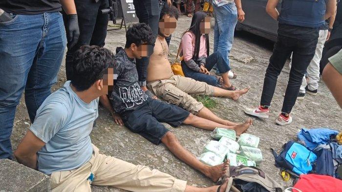 PENANGKAPAN KASUS NARKOBA: Sebanyak empat orang pelaku peredaran narkoba jenis sabu berfoto dengan petugas gabungan di Kota Payakumbuh, Provinsi Sumatera Barat, Jumat (7/3/2025). Barang bukti narkoba jenis sabu sebanyak tujuh paket besar ini diamankan dari tiga orang lelaki dan satu orang perempuan.