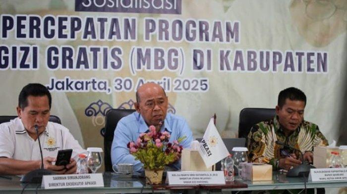 PERCEPATAN PROGRAM MBG - Asosiasi Pemerintah Kabupaten Seluruh Indonesia (Apkasi) bersama Badan Gizi Nasional (BGN) menggelar sosialisasi daring bertajuk; Percepatan Program Makan Bergizi Gratis (MBG) di Kabupaten pada Rabu (30/4/2025) di Jakarta. Kegiatan ini menjadi langkah strategis untuk memastikan implementasi program prioritas Presiden Prabowo Subianto berjalan optimal di tingkat daerah.