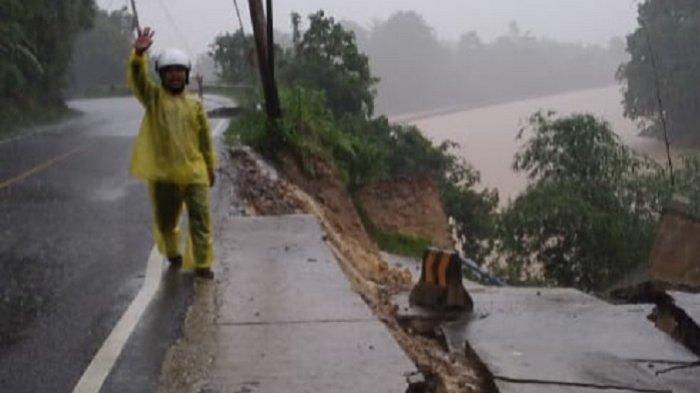 Bibir Jalan Nasional Padang-Painan terban di Kampung Jongah, Kenagarian Duku Utara, Kecamatan XI Koto Tarusan, Kabupaten Pesisir Selatan, Provinsi Sumatera Barat (Sumbar), Kamis (17/8/2023).