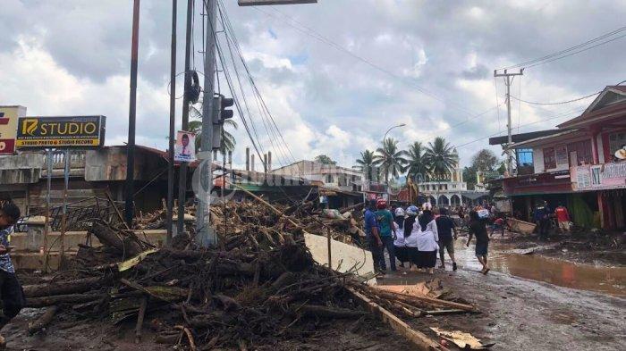 Bongkahan kayu akibat banjir bandang berjejer di Simpang Manunggal, Nagari Limo Kaum, Kecamatan Limo Kaum, Tanah Datar, Senin (13/5/2024).