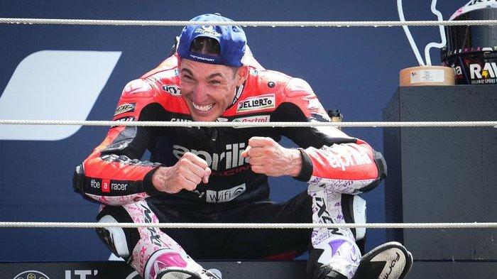 Pembalap Aprilia Racing, Aleix Espargaro, kegirangan usai mencatatkan finis ketiga pada MotoGP Prancis 2022 di Sirkuit Bugatti, Le Mans, Minggu (15/5/2022).