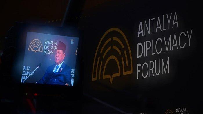 PRABOWO FORUM ADF TAKL - Antalya Diplomacy Forum (ADF) Talk, Presiden Prabowo Subianto memaparkan filosofi politik luar negeri Indonesia yang bebas aktif, netral, dan mengedepankan hubungan damai dengan semua pihak. Pada forum tersebut, Jumat (11/4/2025) kemarin, Presiden Prabowo menyebut bahwa prinsip ini telah menjadi tradisi sejak Indonesia bersama India, Mesir, dan Yugoslavia mendirikan Gerakan Non-Blok