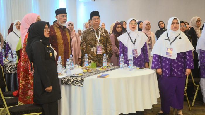 SUASANA KEGIATAN TRAINING - Ketua Gabungan Organisasi Wanita atau GOW Kota Padang, Ny Sri Hayati Maigus Nasir menghadiri kegiatan International Women Leadership Training 2025 yang digelar oleh Pimpinan Pusat Wanita Islam bekerja sama dengan Regional Islamic Da'wah Council of Southeast Asia and the Pacific (RISEAP), di The ZHM Premiere Hotel Padang, Sabtu (12/7/2025).