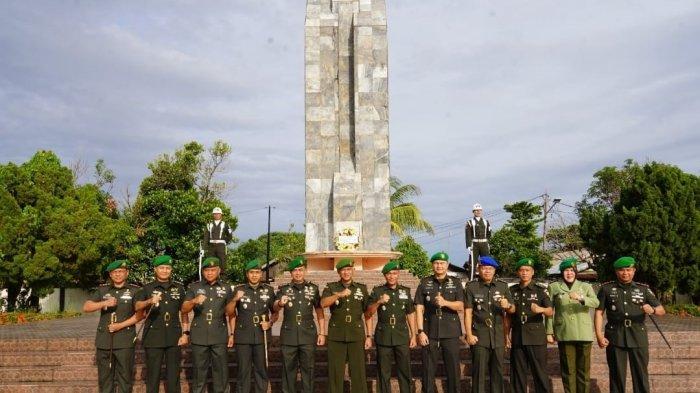 Rangkaian HUT Ke - 74 Kodam I/Bukit Barisan, Kasipers Kasrem 032/Wbr Kolonel Caj Taufik, S.Sos. mewakili Komandan Korem 032/Wbr memimpin acara Ziarah rombongan dan Tabur bunga di Taman Makam Pahlawan (TMP) Kusuma Negara, Kota Padang, Provinsi Sumatera Barat atau Sumbar, Kamis (13/6/2024).