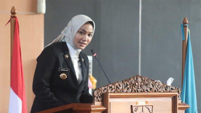 BUPATI DHARMASRAYA- Bupati Dharmasraya, Annisa Suci Ramadhani, saat hadir dalam rapat paripurna DPRD yang digelar di Pulau Punjung Kamis (26/6/2025). Ia menyampaikan pendapat akhir atas penetapan Ranperda tentang Pertanggungjawaban Pelaksanaan Anggaran Pendapatan dan Belanja Daerah (APBD) Kabupaten Dharmasraya tahun anggaran 2024.