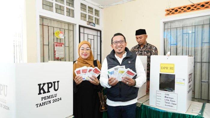 Bupati Eka Putra bersama Isteri Ny. Lise Eka Putra memberikan hak pilihnya pada Pemilu tahun 2024 di Nagari Baringin, Rabu (14/2/2024).
