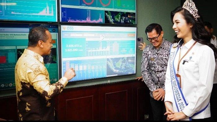 Menteri Investasi/Kepala BKPM Bahlil Lahadalia menyerahkan PIN dan ID Card Menteri kepada Juara POI 2023 Elisha Lumintang untuk menjabat sebagai Menteri Sehari didampingi Kabid Politik dan Keamanan Apkasi Joune Ganda (Bupati Minut) di Kantor Kemeninvest/BKPM Jakarta, Senin (11/09/2023). Foto: