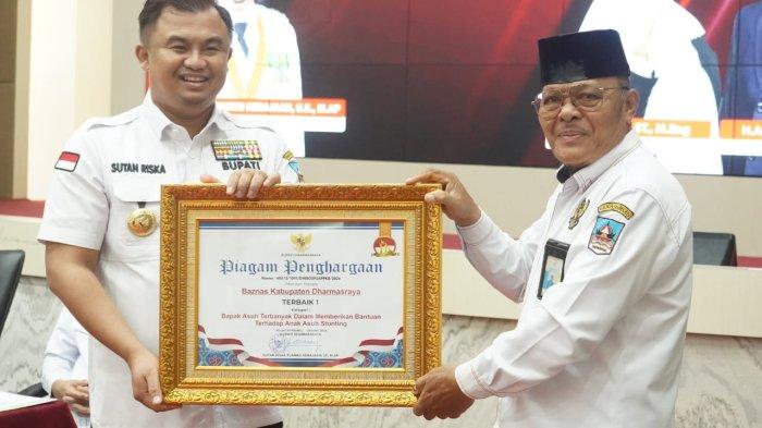 Bupati Sutan Riska menerima Dana Insentif Fiskal Kategori Kinerja Penurunan Stunting sebanyak 5,557 Milyar.
