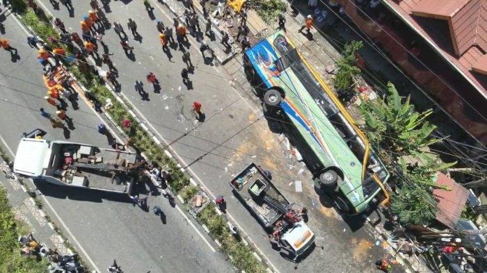BUS ALS TERBALIK- Suasana proses evakuasi korban kecelakaan bus ALS di Kelurahan Bukit Surungan, Kecamatan Padang Panjang Barat, Kota Padang, Sumatera Barat, Selasa (6/5/2025).