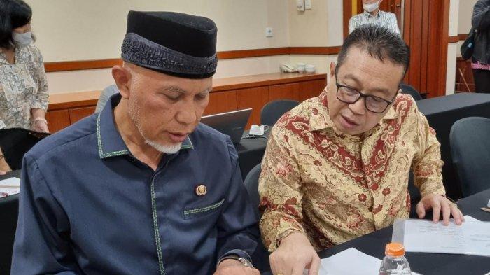 Momen Gubernur Sumatera Barat, Mahyeldi bersama Jasman Rizal yang ketika itu masih menjabat Kepala Dinas Kominfo Sumbar.