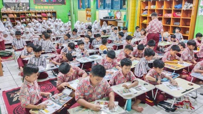 CEDEA Goes to School hadir di Kota Padang. Event bertajuk edukasi Ayo Makan CEDEA, Jadi Anak Pintar! digelar tiga hari berturut-turut di 3 sekolah dan ditutup di SDIT Adzkia 2 Kota Padang, Jumat (8/3/2024).