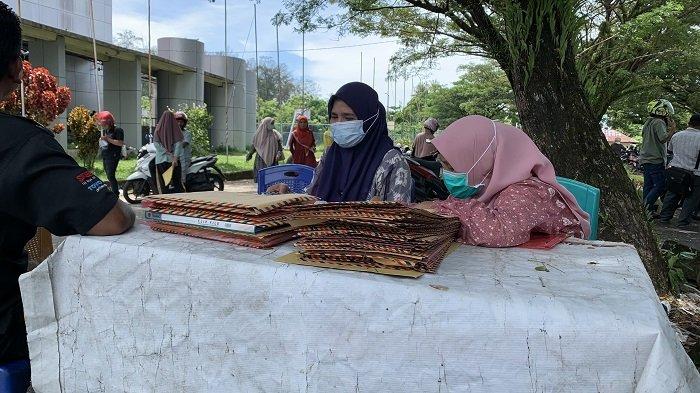 POLEMIK PPPK PARIAMAN - CPPPK Kota Pariaman persiapkan berkas untuk membuat laporan ke Ombudsman dan Kantor Regional 12 BKN Pekanbaru untuk mendapatkan hak mereka di depan gor kawasan Karan Aur, Kota Pariaman, Selasa (25/3/2025)