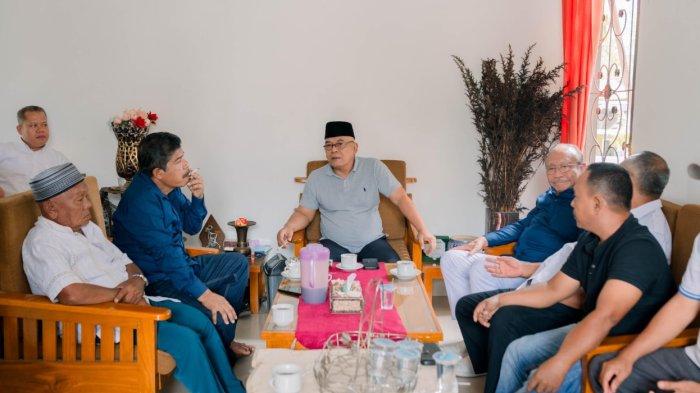 Calon Bupati Pasaman Barat Nomor Urut 01, Yulianto saat menerima tamu di kediamannya.