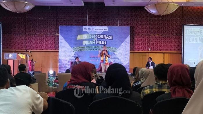 Calon Wakil Gubernur Sumbar nomor urut 1 Vasco Ruseimy saat menghadiri diskusi publik alek demokrasi x pilah pilih dengan tema pembangunan berkelanjutan, perubahan iklim, energi bersih berkeadilan dan mitigasi bencana, bertempat di salah satu hotel di Kota Padang, Senin (7/10/2024).